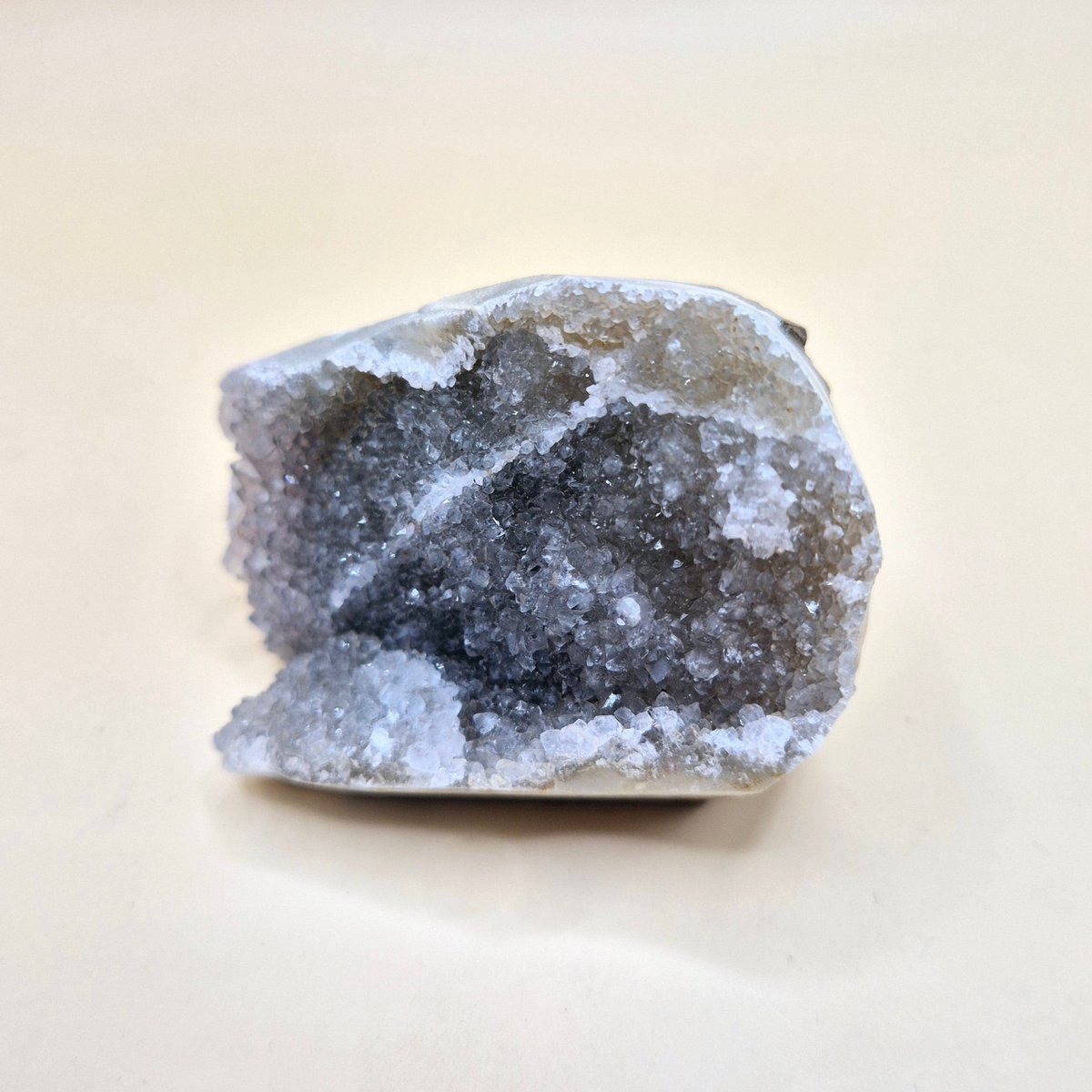 polierte Amethyst-Geode - 112 Gramm – spiritueller Blickfang mit kraftvoller Energie