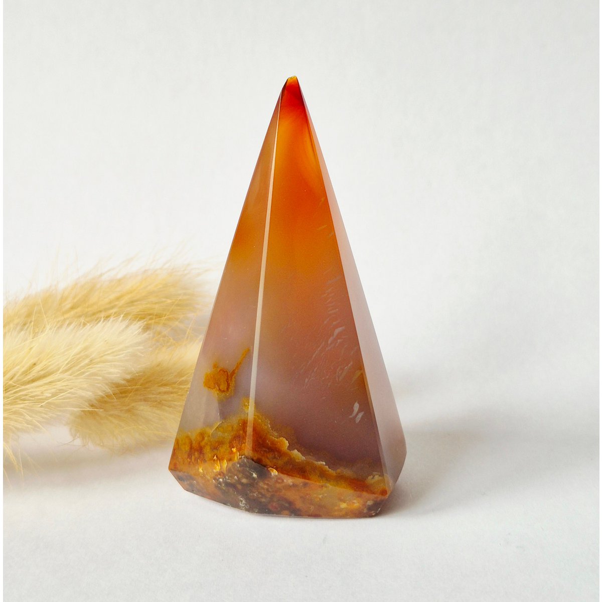 Graue Achat-Druse in Diamantform, stehender Edelsteinkristall (84 Gramm)