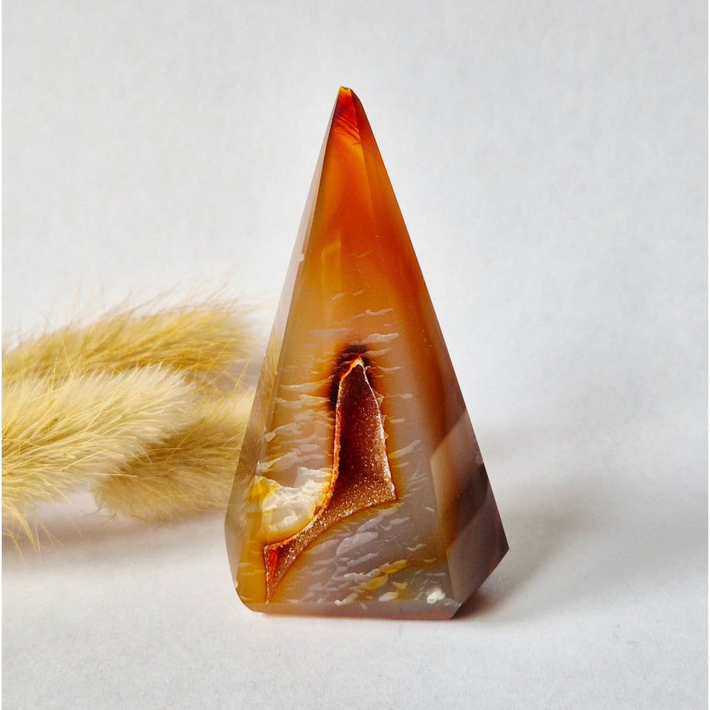 Graue Achat-Druse in Diamantform, stehender Edelsteinkristall (84 Gramm)