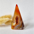 Graue Achat-Druse in Diamantform, stehender Edelsteinkristall (84 Gramm)