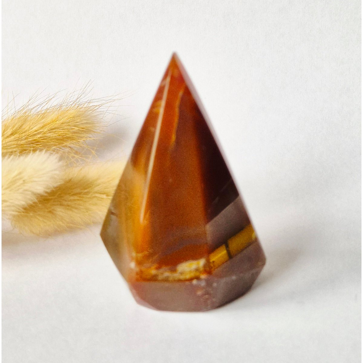 Achat-Druse in Diamantform, Stehender Edelsteinkristall (77 Gramm)