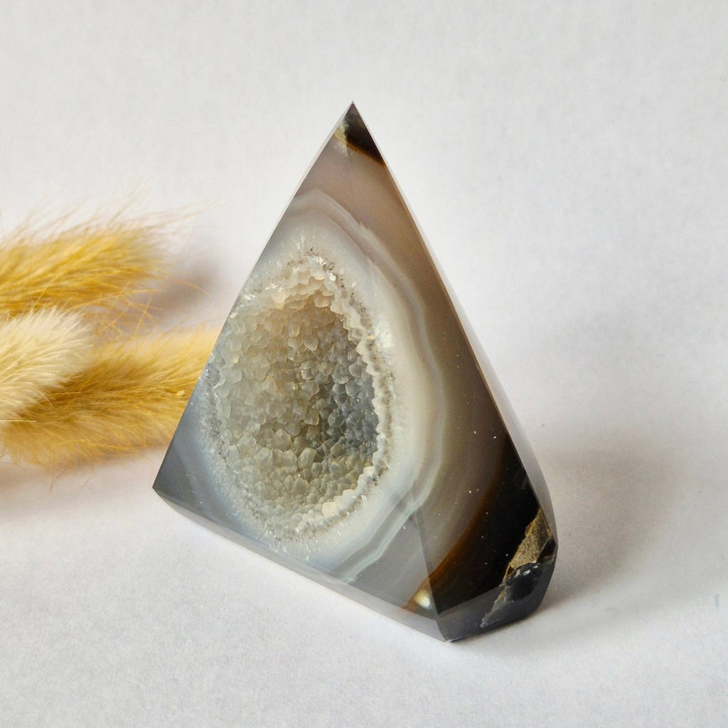 Achat-Druse in Diamantform, Stehender Edelsteinkristall (123 Gramm) - SchatzStein