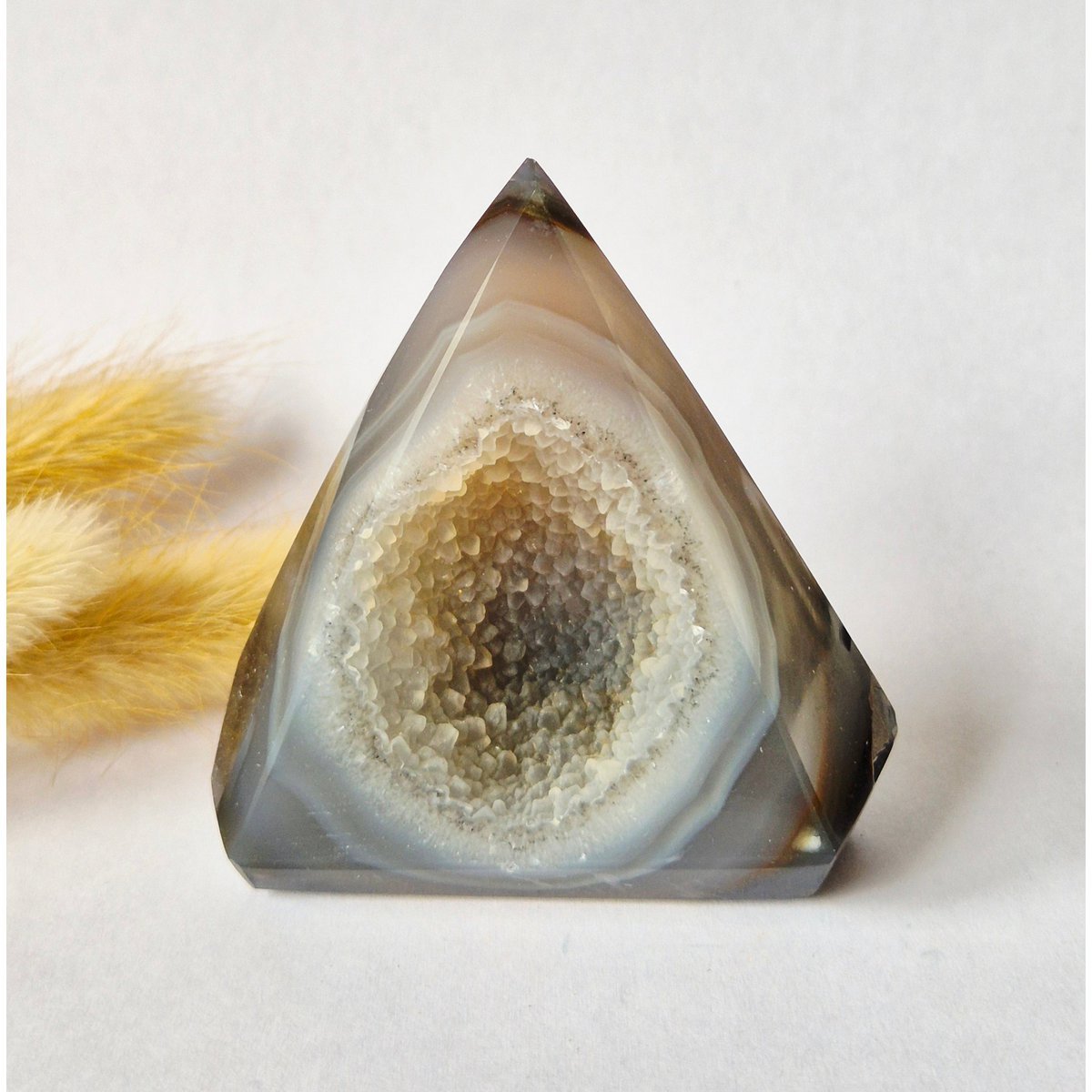 Achat-Druse in Diamantform, Stehender Edelsteinkristall (123 Gramm) - SchatzStein