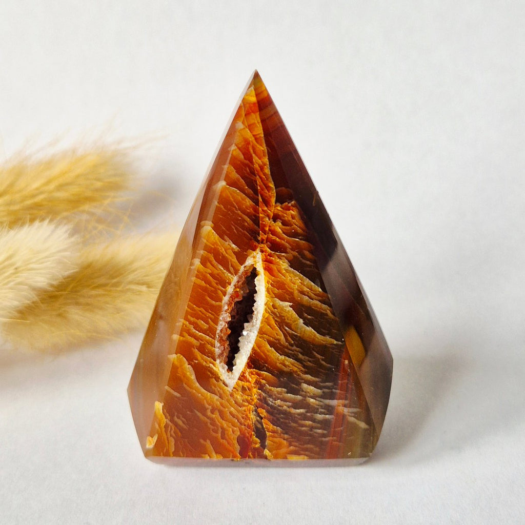 Achat-Druse in Diamantform, Stehender Edelsteinkristall (77 Gramm)